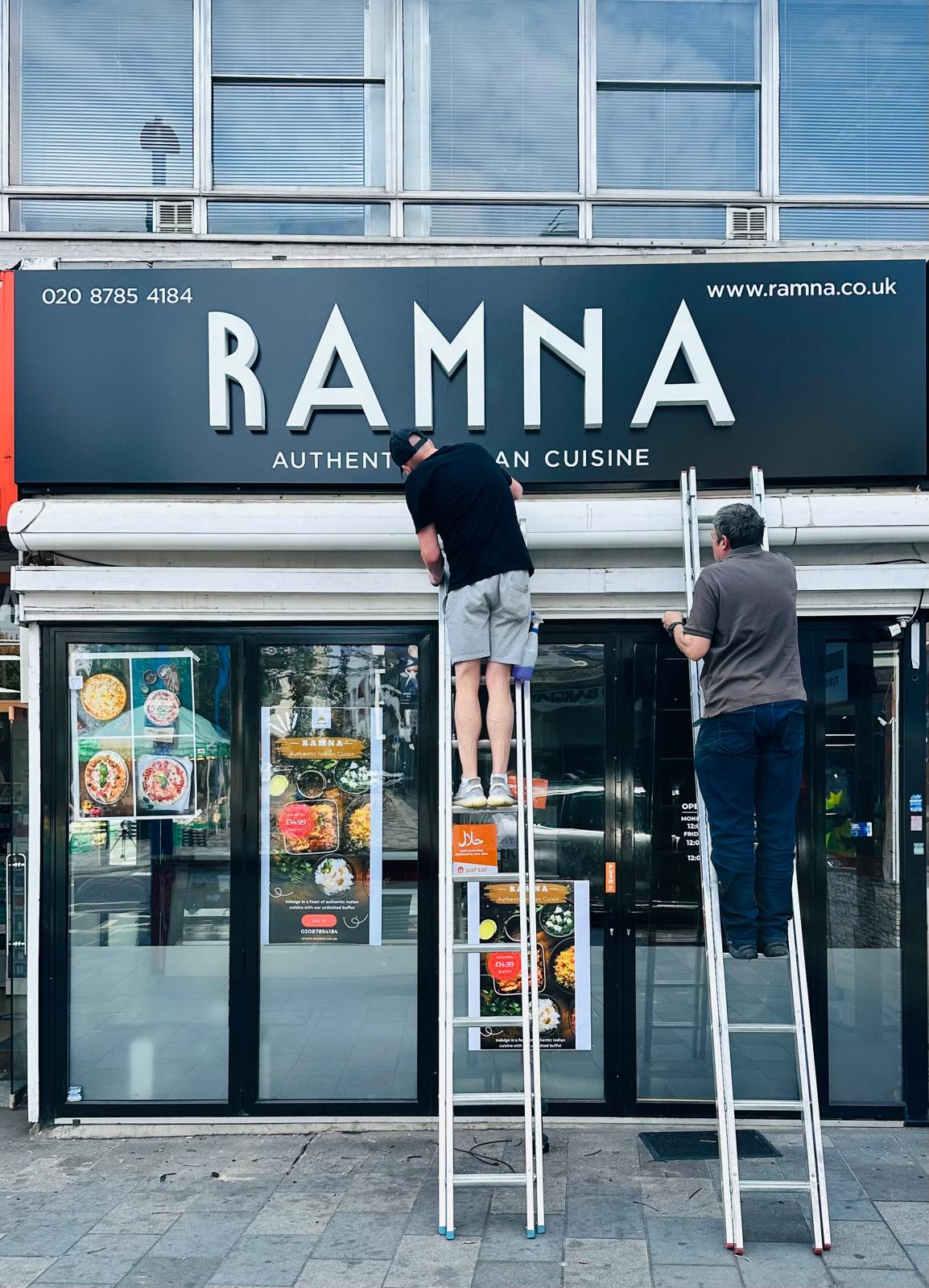 installer of signs